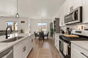 Townhome, 4 Bedrooms | Private kitchen | Fridge, oven, coffee/tea maker, toaster