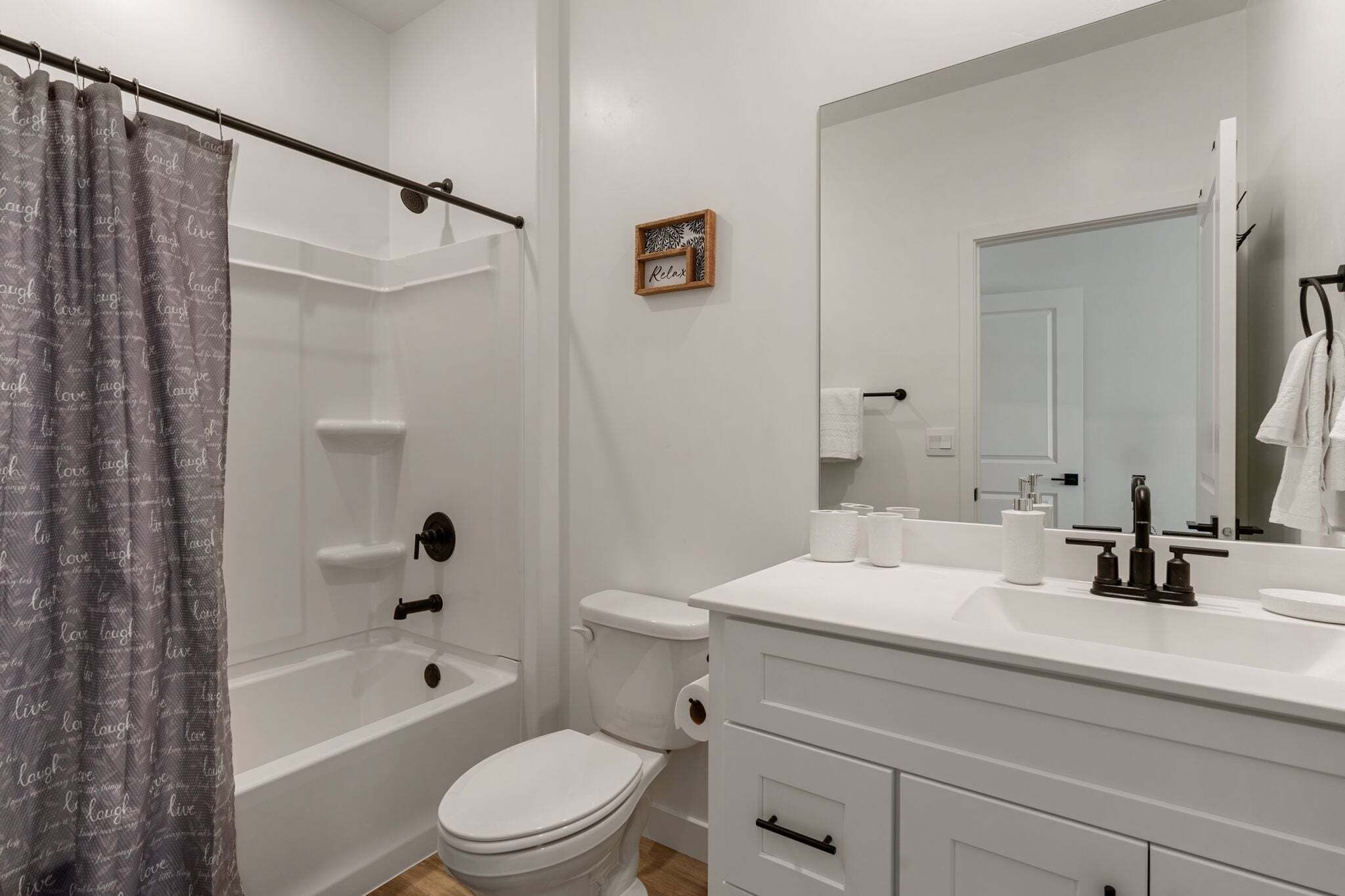 Une salle de bain avec une baignoire, des toilettes et un lavabo.