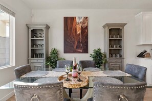 Townhome, 4 Bedrooms | Dining - Sandstone Haven 4 Bedroom Townhouse (Washington)