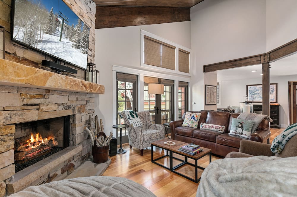 Mountain Modern Retreat Hot Tub 3 Bedroom Condo