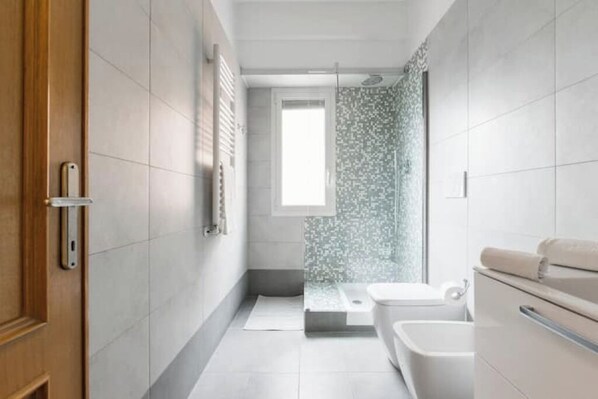Dusche, Haartrockner, Handtücher, Seife