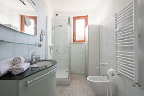 Shower, hair dryer, towels, soap - Rome Suite Balduina - Penthouse with Terrace just minutes from St. Peter's (Roma)