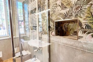 Shower, hair dryer, bidet, towels - Rome Epirus Suite - Your authentic retreat just minutes from the Colosseum (Roma)