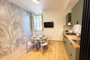 Fridge, microwave, oven, stovetop - Rome Epirus Suite - Your authentic retreat just minutes from the Colosseum (Roma)