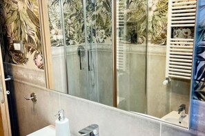 Shower, hair dryer, bidet, towels - Rome Epirus Suite - Your authentic retreat just minutes from the Colosseum (Roma)