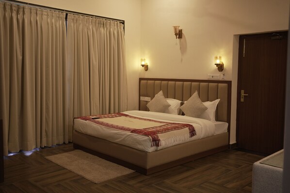 Luxury Studio, Balcony, Valley View | Iron/ironing board, free WiFi - whispering heights (solan)