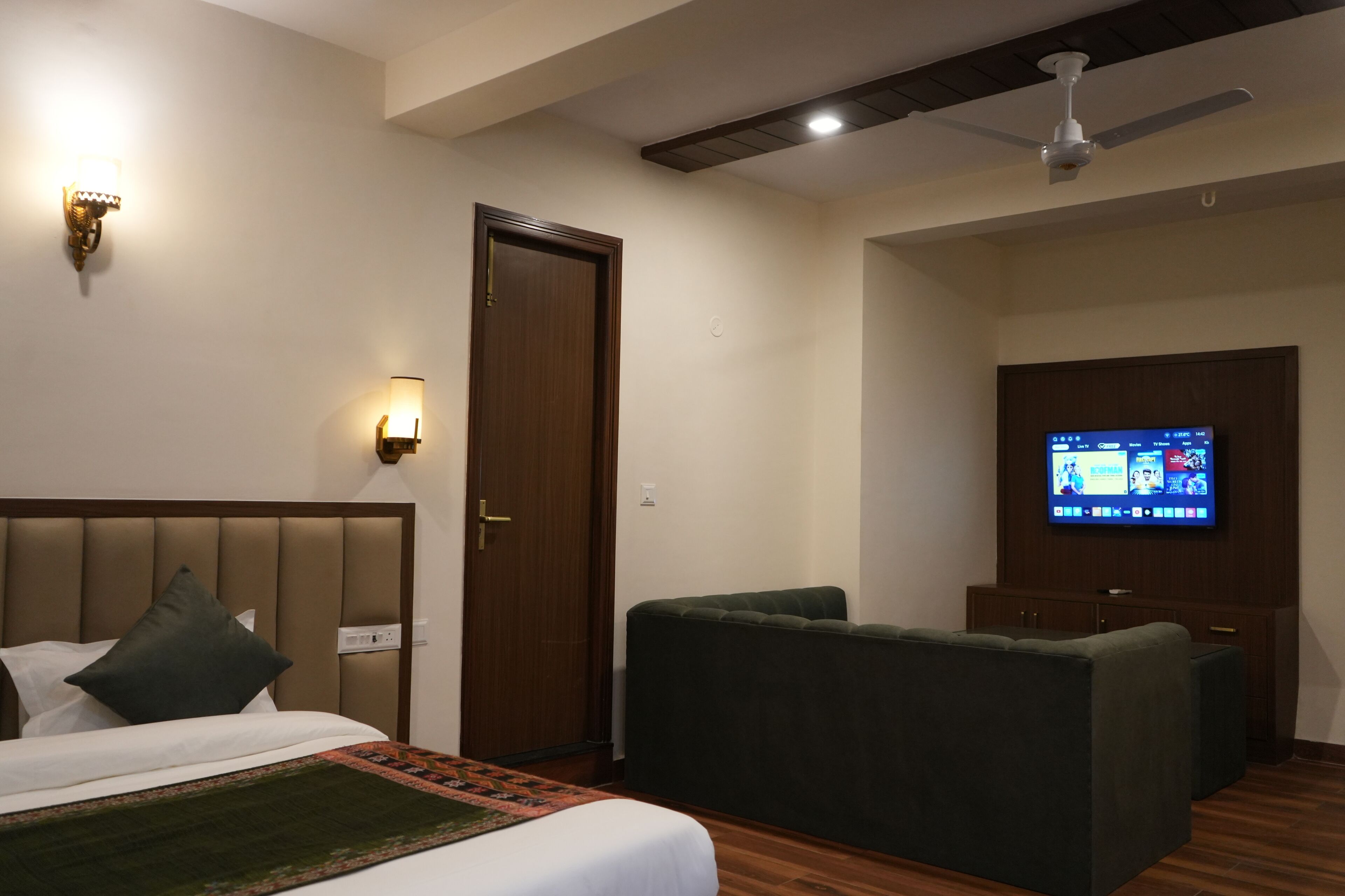 Kahden hengen perhehuone, parveke, näköala mäelle | Oleskelualue