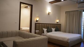 Dobbeltrom – familie, balkong, utsikt mot høyde | Strykejern/-brett og wi-fi (inkludert)