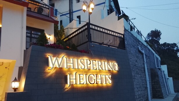 Ein Gebäude mit einem Schild, auf dem 'Whispering Heights' steht.