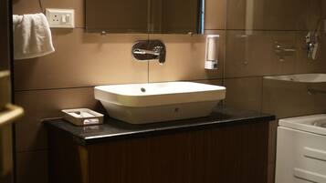 Luksusstudio, balkong, dalutsikt | Bad | Dusj, tøfler, håndklær og såpe