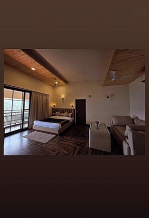 Estudi de luxe, balcó, vistes a la vall | Habitacions insonoritzades, planxa i posts de planxar i wifi gratuïta 