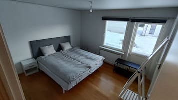 Iron/ironing board, bed sheets
