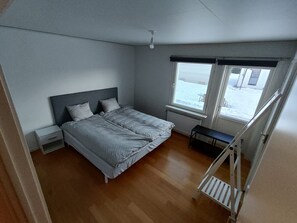 Iron/ironing board, bed sheets