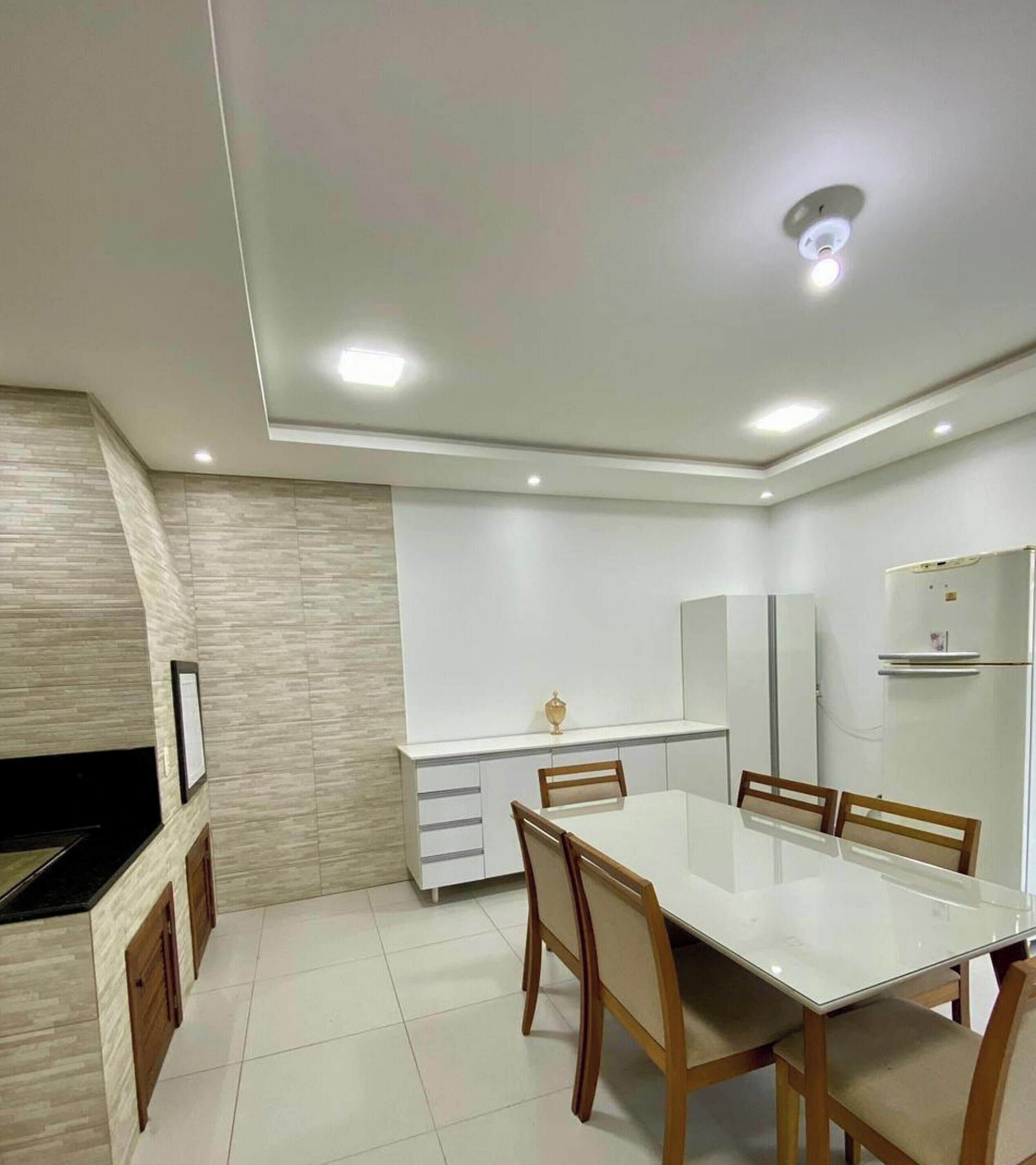 Familiehus | Privat køkken | Køleskab, køkkentøj/tallerkener/redskaber, spisebord