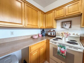 Fridge, microwave, oven, stovetop - Apartment near famous HGTV downtown Sebring (Sebring)