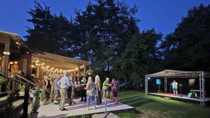 Evento al aire libre con escenario y público.