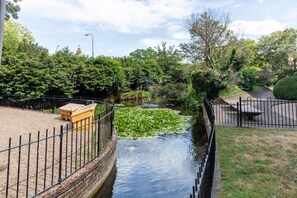 Apartment, 2 Bedrooms | Property grounds - Stunning Studio Flat Minutes From Lewisham Station With View (London)