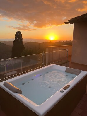 Terrace/patio - Holiday Home 'Casa Conte Martini' with Shared Pool, Wi-Fi and Air Conditioning (Palaia)