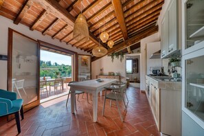 Fridge, oven, stovetop, coffee/tea maker - Holiday Home 'Casa Conte Martini' with Shared Pool, Wi-Fi and Air Conditioning (Palaia)