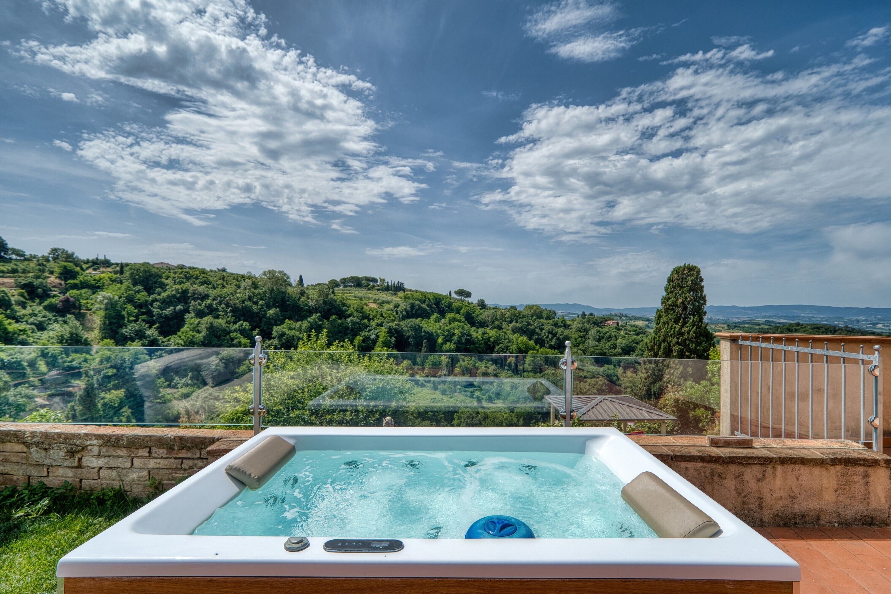 Bañera de hidromasaje al aire libre
