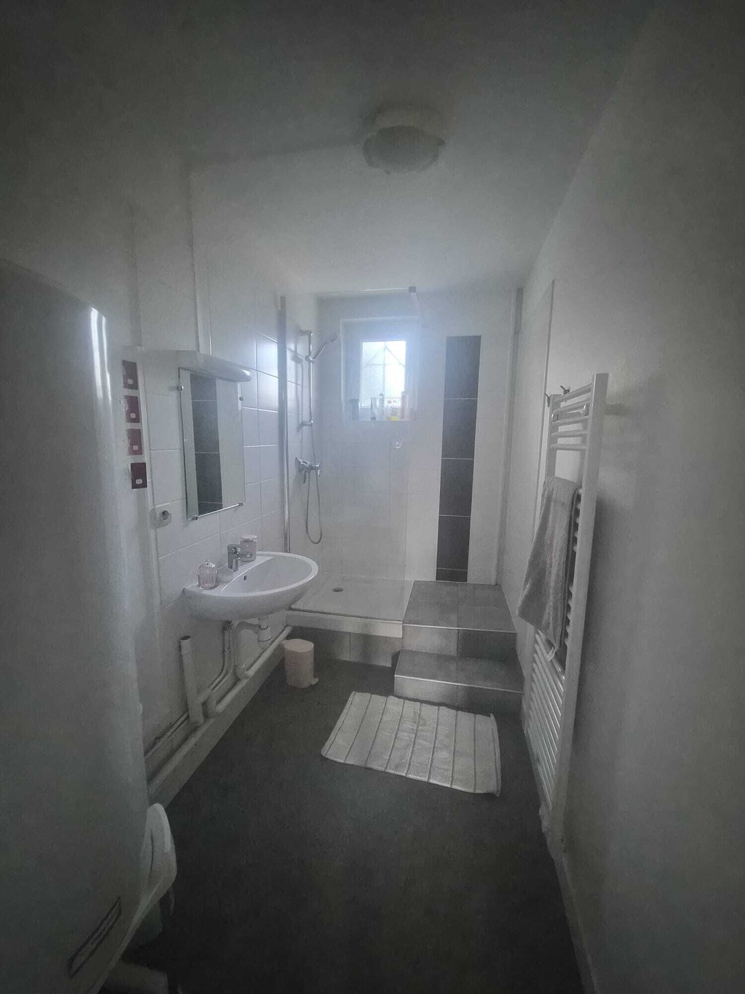 Douche, sèche-cheveux, serviettes fournies, savon