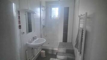 Douche, sèche-cheveux, serviettes fournies, savon