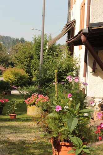 Appartement 'Dachgeschoss' avec vue sur la montagne, jardin partagé et Wi-Fi