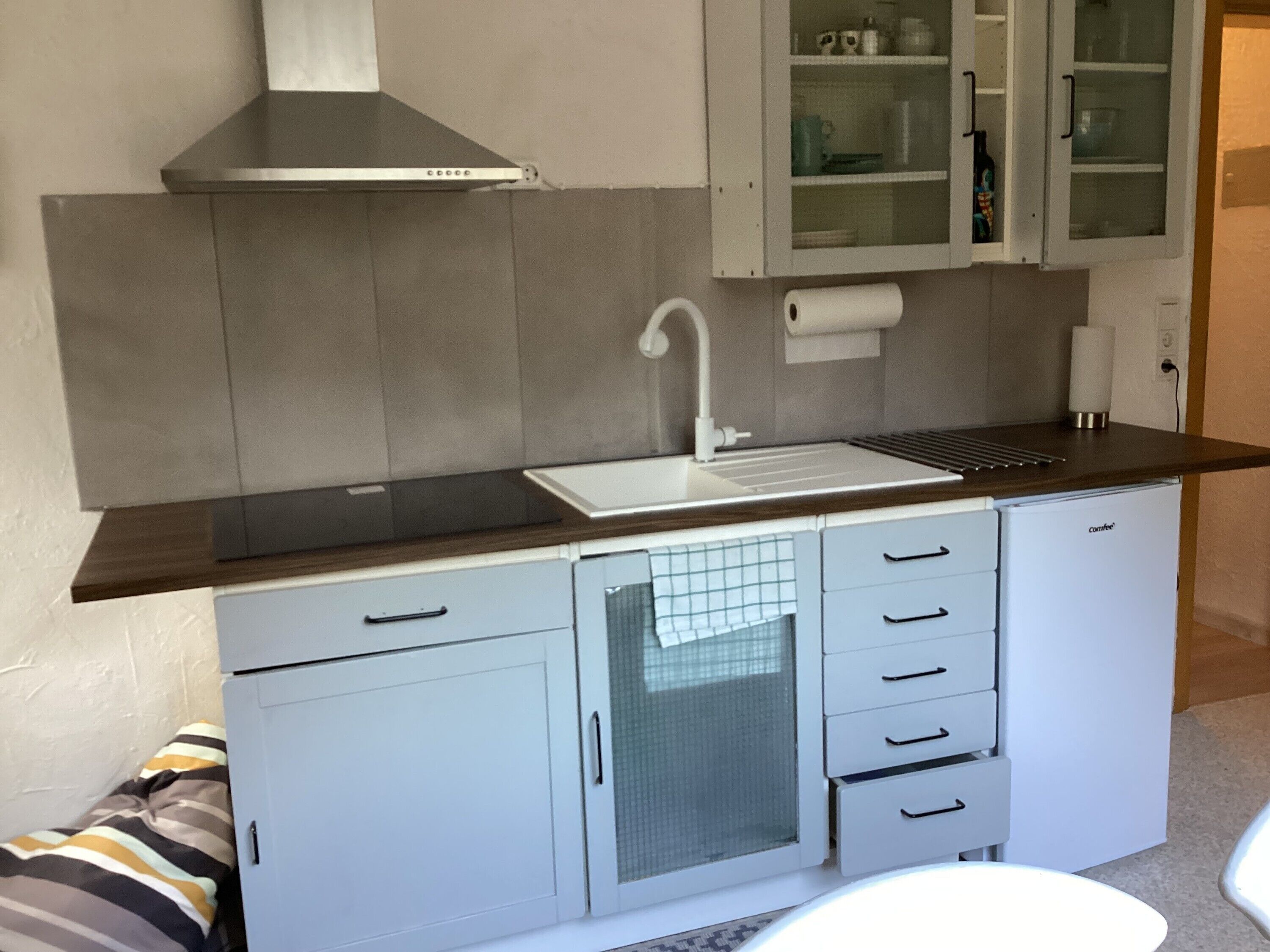 Kühlschrank, Mikrowelle, Herdplatte, Wasserkocher mit Kaffee-/Teezubehör