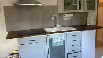 KĂŒhlschrank, Mikrowelle, Herdplatte, Wasserkocher mit Kaffee-/Teezubehör