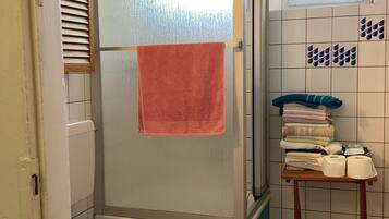 Chuveiro, secador de cabelo, toalhas de banho