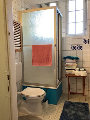 Suihku, hiustenkuivaaja, pyyhkeet