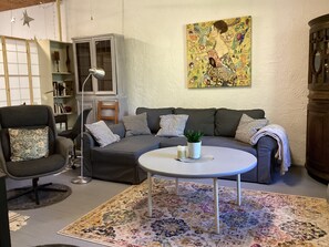 Una televisión, una chimenea