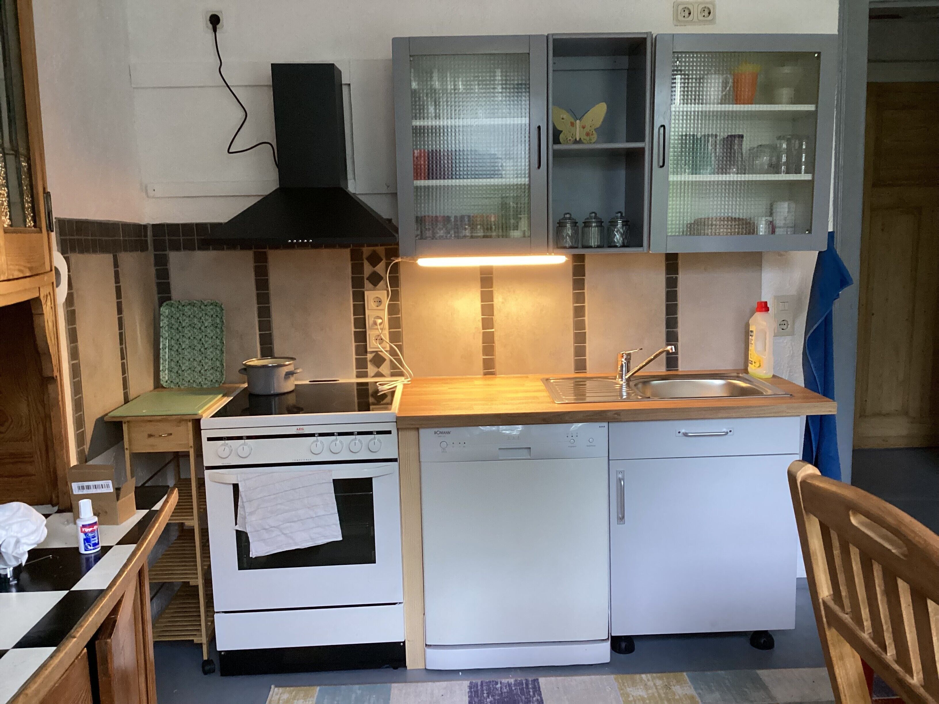 Fridge, oven, stovetop, dishwasher