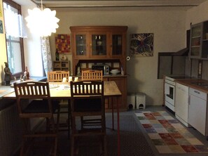 Jääkaappi, uuni, liesi, astianpesukone