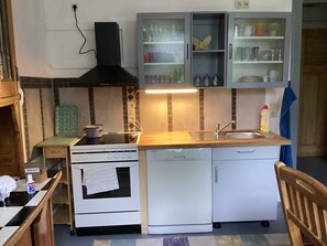 Frigorífico, horno, placa de cocina y lavavajillas