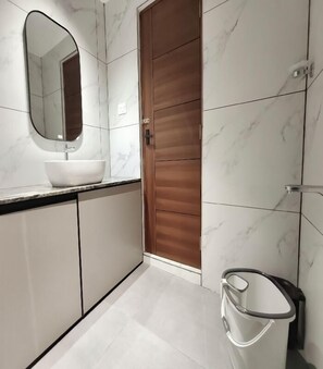 Habitación económica doble | Baño | Ducha, toallas, jabón y champú