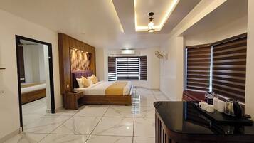 Superior tvåbäddsrum | Allergitestade sängkläder, skrivbord och arbetsyta för laptop