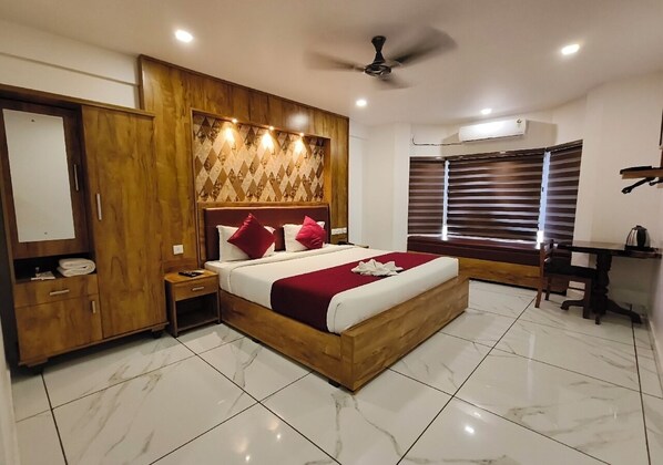 Deluxe Double Room | Hypo-allergenic bedding, desk, laptop workspace, free WiFi - Mayo Suite (Palakkad)