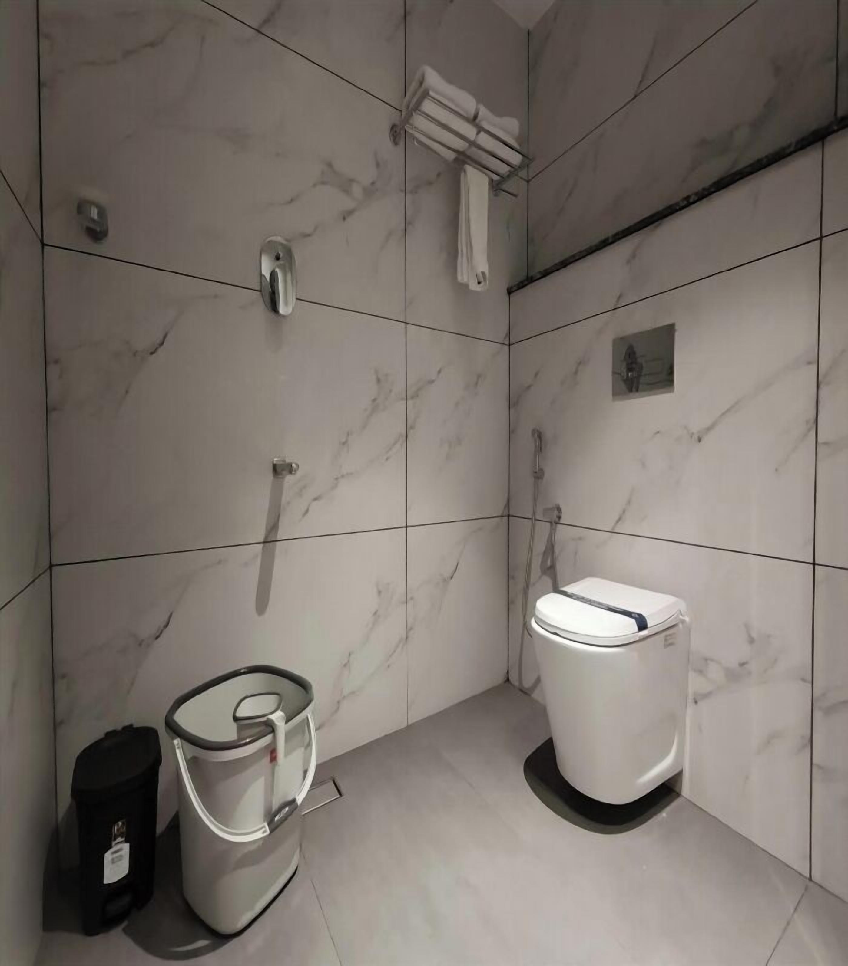 Un baño moderno con inodoro, bidé y ducha.