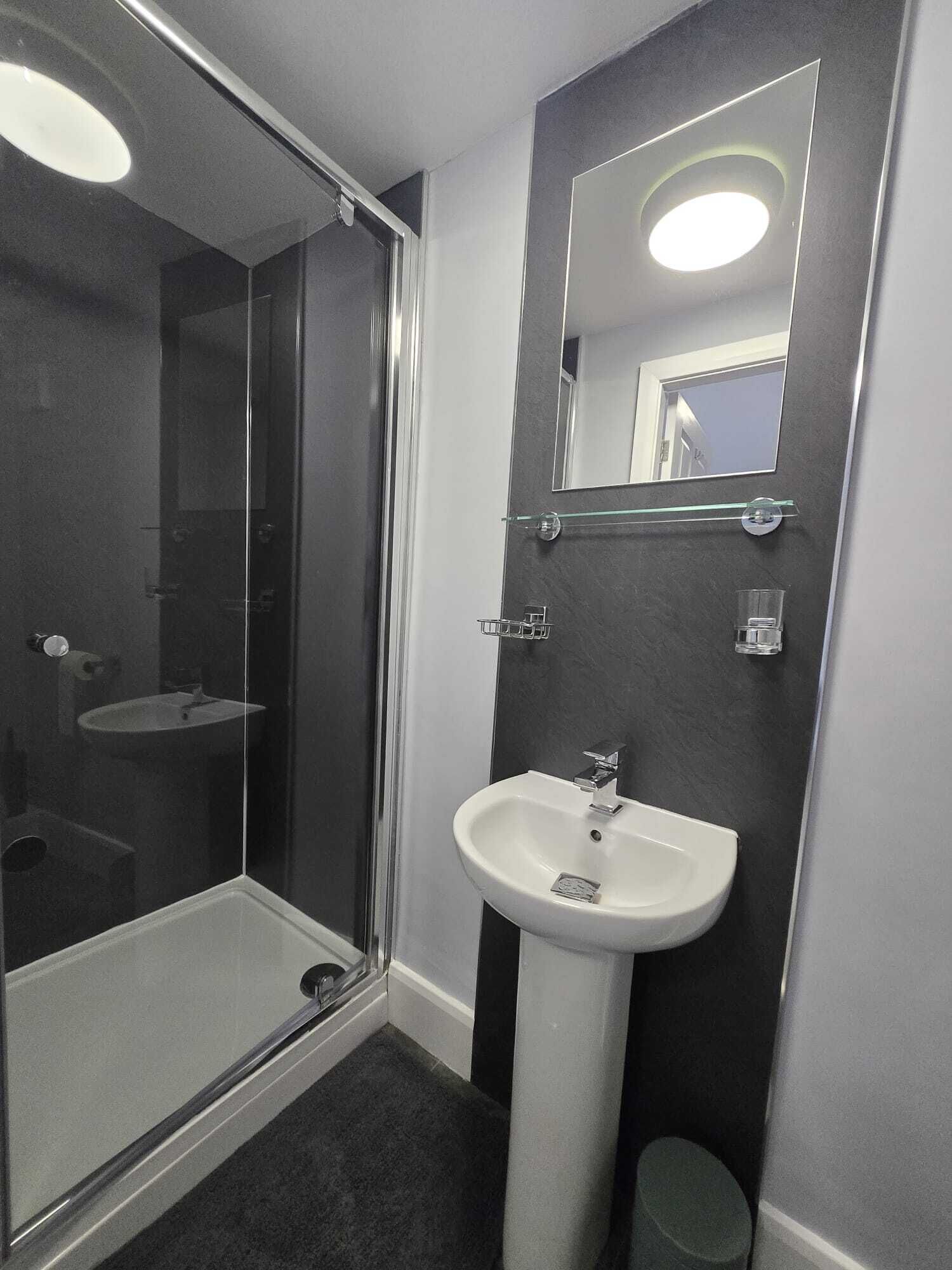 Douche, sèche-cheveux, serviettes fournies, savon