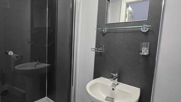 Douche, sĂšche-cheveux, serviettes fournies, savon