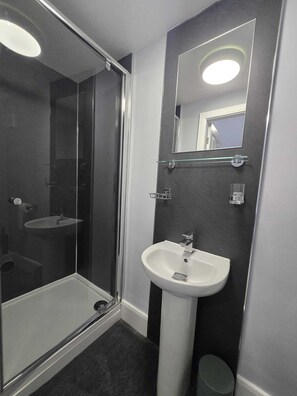 Douche, sèche-cheveux, serviettes fournies, savon