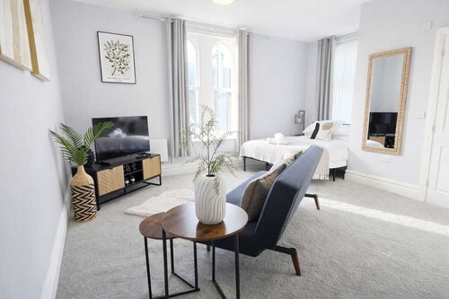 Beautiful Huddersfield Studio Flat, with Free Parking, Central location