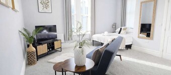 Beautiful Huddersfield Studio Flat, with Free Parking, Central location