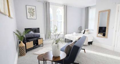 Beautiful Huddersfield Studio Flat, with Free Parking, Central location