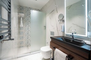 Standardzimmer, 1 King-Bett, Balkon | Badezimmer | Dusche, Haartrockner, Hausschuhe, Handtücher