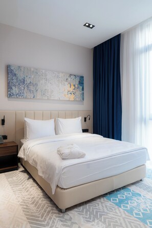 Standaard kamer, 1 kingsize bed | Een kluis op de kamer, een laptopwerkplek, verduisterende gordijnen