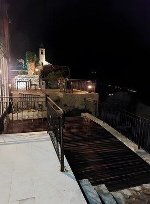Terrace/patio - Studio Apartment 'Les Restanques' with Mountain View, Private Terrace and Wi-Fi (Montbrun-les-Bains)