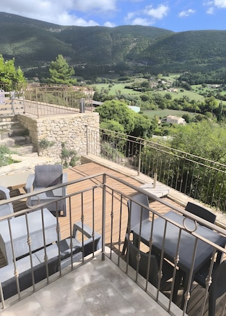 Outdoor dining. Studio Apartment 'Les Restanques' with Mountain View, Private Terrace and Wi-Fi