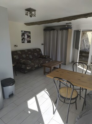 TV - Studio Apartment 'Les Restanques' with Mountain View, Private Terrace and Wi-Fi (Montbrun-les-Bains)